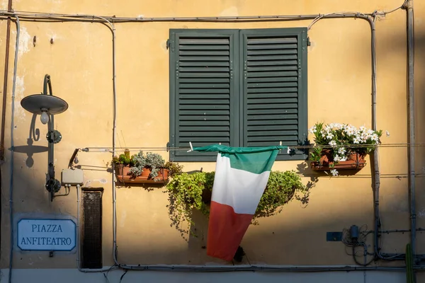 Italské Okno Dřevěnými Okenicemi Omítnuté Stěně Zdobené Čerstvými Květinami — Stock fotografie