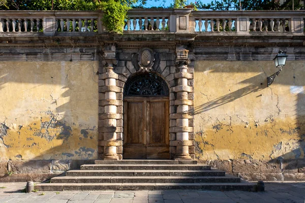 Una Antigua Puerta Con Escaleras Ciudad Lucca Toscana Italia — Foto de Stock