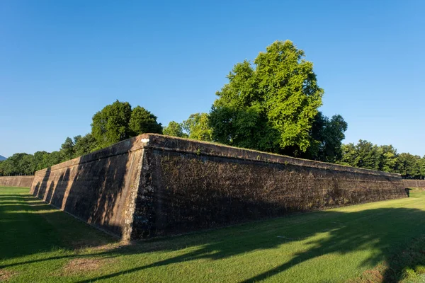 İtalya 'nın Lucca kentindeki ünlü ortaçağ duvarları.