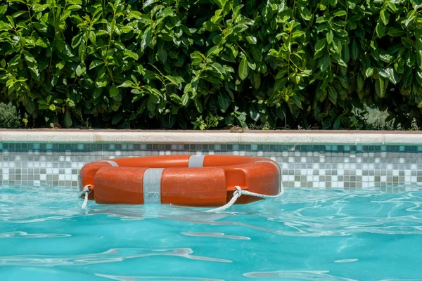 Férias Piscina Uma Boia Salva Vidas — Fotografia de Stock