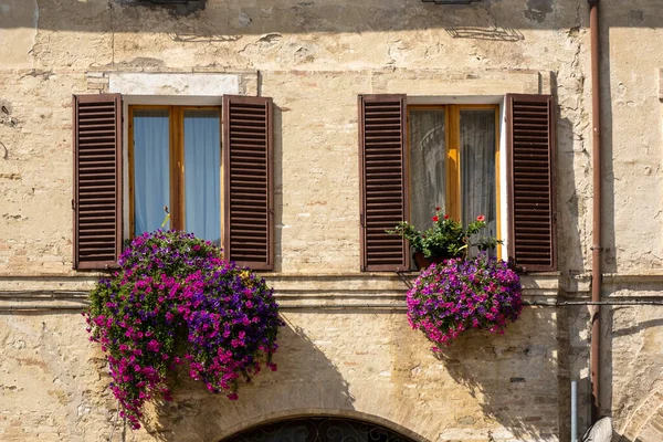 Итальянское Окно Деревянными Ставнями Кирпичной Стене Украшенные Свежими Цветами Стоковое Фото
