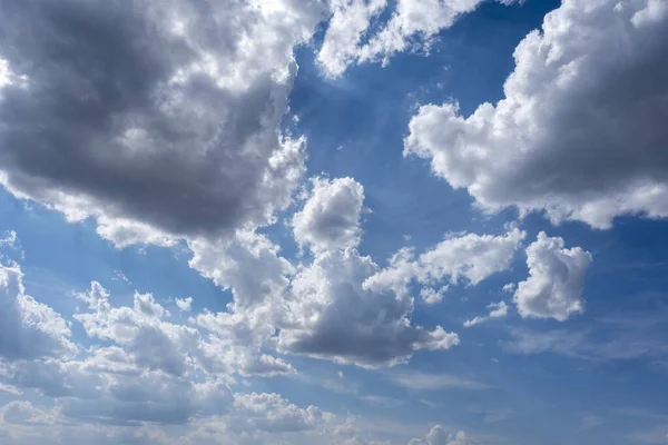 Fundo Céu Azul Com Nuvens Brancas Itália Fotografias De Stock Royalty-Free