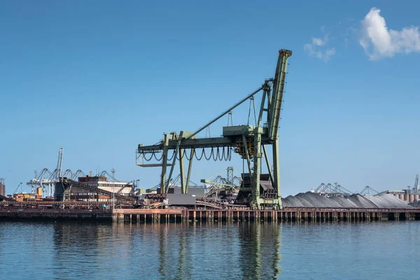 Type Vrachtterminal Kranen Aanlegplaatsen Voor Het Overladen Van Bulklading Ijzererts Rechtenvrije Stockfoto's