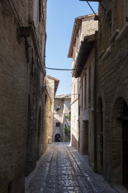 Tipik bir İtalyan caddesi, küçük bir taşra kasabası olan Toskana, İtalya ve Avrupa 'da.