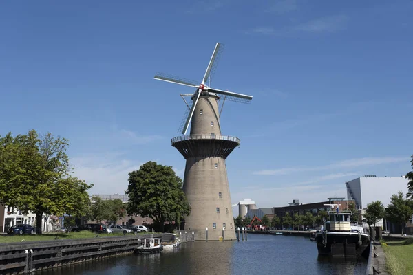 Ψηλός Ανεμόμυλος Κοντά Υδάτινο Κανάλι Και Δρομάκι Στο Schiedam Ολλανδία — Φωτογραφία Αρχείου