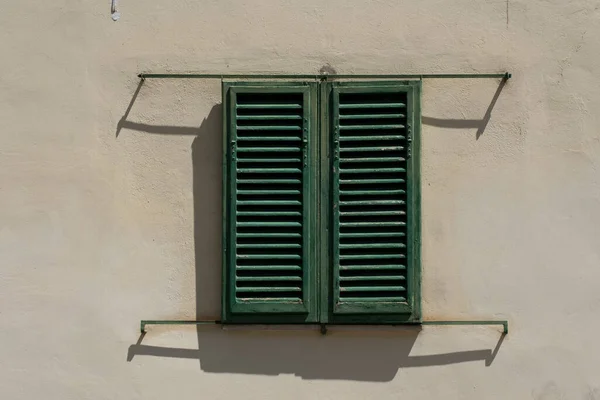Persiane Finestre Verdi Uno Sfondo Muro Grunge Calcestruzzo — Foto Stock