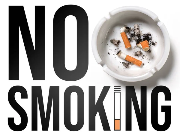 Não Fumar Sinal Branco Com Cinzeiro Sigarettes — Fotografia de Stock