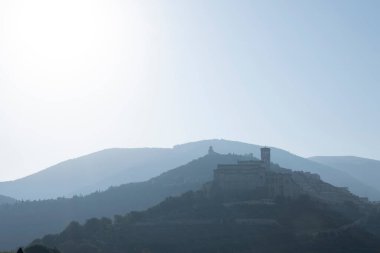 İtalya 'nın Umbria bölgesinde, Perugia ilindeki Assisi' nin panoramik manzarası.