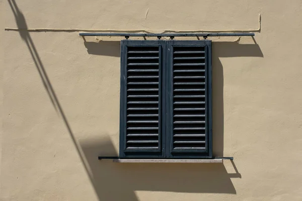 緑の窓のシャッターとコンクリートのグランジの壁の背景 — ストック写真