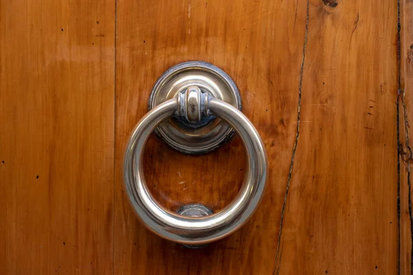 Vintage Versierde Afbeelding Van Oude Deur Klopper Een Houten Deur — Stockfoto