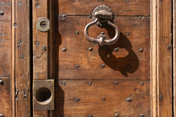 Vintage Ozdobiony Obraz Starożytnych Drzwi Knocker Drewnianych Drzwiach — Zdjęcie stockowe