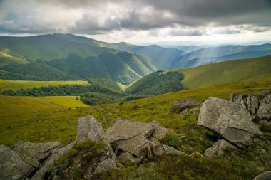 Karpatlar 'ın üzerine yağmur bulutları yağıyor. Ukrayna Karpatları 'nın Borzhava Tepesi Panoraması