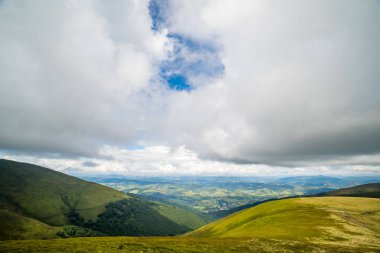 Karpatlar 'ın üzerine yağmur bulutları yağıyor. Ukrayna Karpatları 'nın Borzhava Tepesi Panoraması