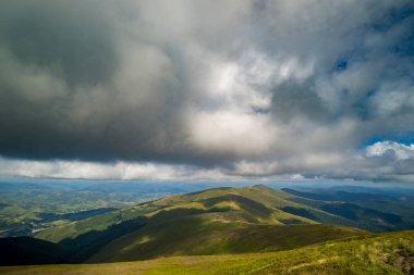 Karpatlar 'ın üzerine yağmur bulutları yağıyor. Ukrayna Karpatları 'nın Borzhava Tepesi Panoraması