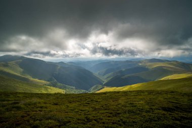 Karpatlar 'ın üzerine yağmur bulutları yağıyor. Ukrayna Karpatları 'nın Borzhava Tepesi Panoraması