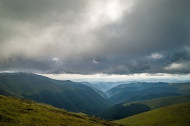 Karpatlar 'ın üzerine yağmur bulutları yağıyor. Ukrayna Karpatları 'nın Borzhava Tepesi Panoraması