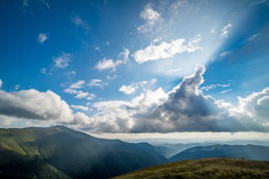 Ukrayna Karpat Dağları 'nın Borzhava sırtı manzarası. Karpatların üzerindeki bulutlar