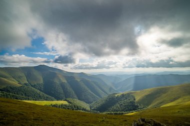 Karpatlar 'ın üzerine yağmur bulutları yağıyor. Ukrayna Karpatları 'nın Borzhava Tepesi Panoraması