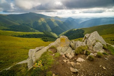 Karpatlar 'ın üzerine yağmur bulutları yağıyor. Ukrayna Karpatları 'nın Borzhava Tepesi Panoraması