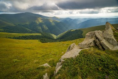 Karpatlar 'ın üzerine yağmur bulutları yağıyor. Ukrayna Karpatları 'nın Borzhava Tepesi Panoraması