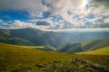 Karpatlar 'ın üzerine yağmur bulutları yağıyor. Ukrayna Karpatları 'nın Borzhava Tepesi Panoraması