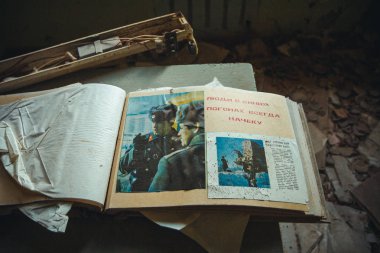 Chornobyl dışlama bölgesi. Radyoaktif bölge Pripyat filialı üzrə - terk edilmiş hayalet kasaba. Chernobyl felaket öyküsü. Kayıp yer Ukrayna'da Sssr