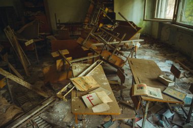 Chornobyl dışlama bölgesi. Radyoaktif bölge Pripyat filialı üzrə - terk edilmiş hayalet kasaba. Chernobyl felaket öyküsü. Kayıp yer Ukrayna'da Sssr