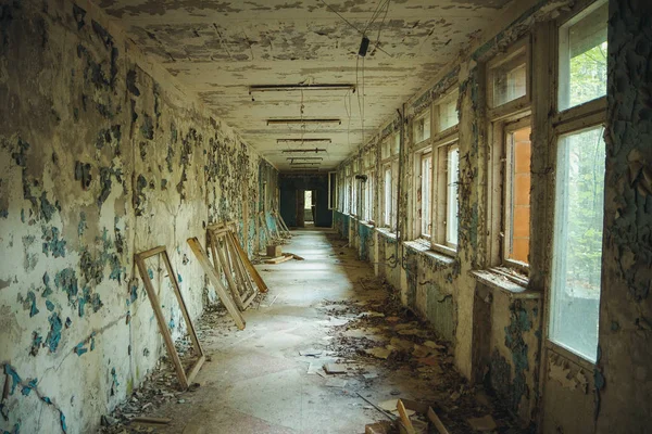 Zona de exclusão de Chornobil. Zona radioativa na cidade de Pripyat - cidade fantasma abandonada. História da catástrofe de Chernobyl. Lugar perdido na Ucrânia, SSSR — Fotografia de Stock