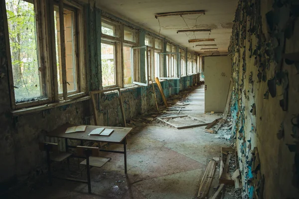 Zona de exclusión de Chornobyl. Zona radiactiva en la ciudad de Pripyat - ciudad fantasma abandonada. Chernobyl historia de la catástrofe. Lugar perdido en Ucrania, SSSR — Foto de Stock