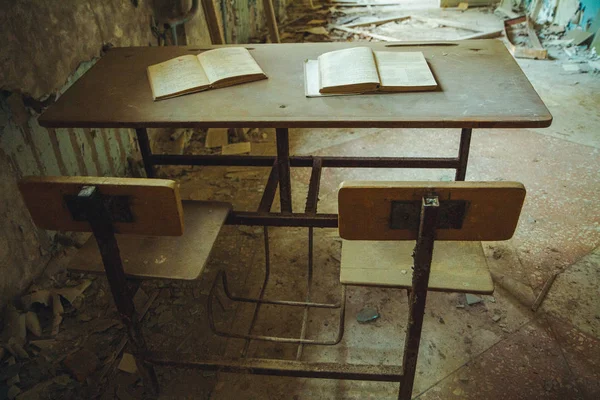 Zona de exclusão de Chornobil. Zona radioativa na cidade de Pripyat - cidade fantasma abandonada. História da catástrofe de Chernobyl. Lugar perdido na Ucrânia, SSSR — Fotografia de Stock