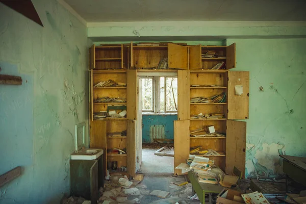 Zona de exclusión de Chornobyl. Zona radiactiva en la ciudad de Pripyat - ciudad fantasma abandonada. Chernobyl historia de la catástrofe. Lugar perdido en Ucrania, SSSR — Foto de Stock