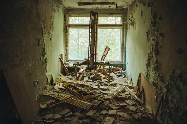 Zona de exclusión de Chornobyl. Zona radiactiva en la ciudad de Pripyat - ciudad fantasma abandonada. Chernobyl historia de la catástrofe. Lugar perdido en Ucrania, SSSR — Foto de Stock