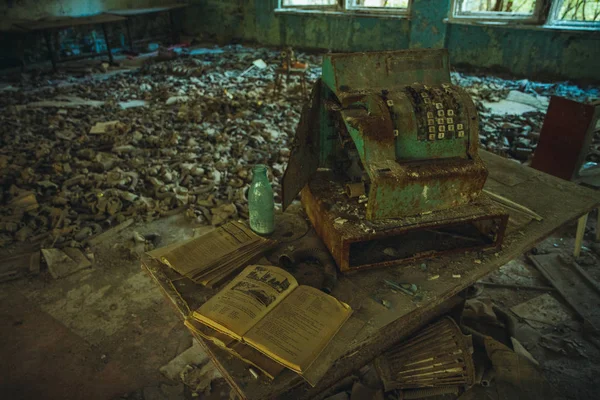 Strefa wykluczenia czarnobylskiej. Radioaktywna strefa w mieście Prypeć - opuszczone miasto duchów. Chernobyl historia katastrofy. Utracone miejsce na Ukrainie, Sssr — Zdjęcie stockowe