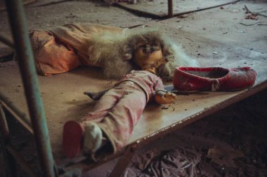 Eski bebek Chornobyl dışlama bölgesi. Radyoaktif bölge Pripyat filialı üzrə - terk edilmiş hayalet kasaba. Chernobyl felaket öyküsü. Kayıp yer Ukrayna'da