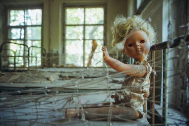 Eski bebek Chornobyl dışlama bölgesi. Radyoaktif bölge Pripyat filialı üzrə - terk edilmiş hayalet kasaba. Chernobyl felaket öyküsü. Kayıp yer Ukrayna'da