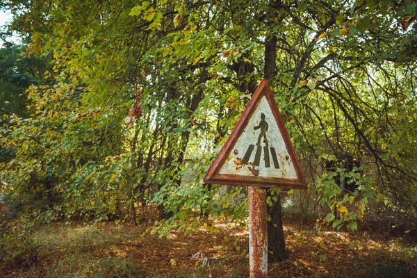 Eski paslı, yıpranmış, çizik kırmızı üçgen trafik işaretleri - Pripyat City radyoaktif bölgedeki yaya geçidi. Chornobyl dışlama bölgesi