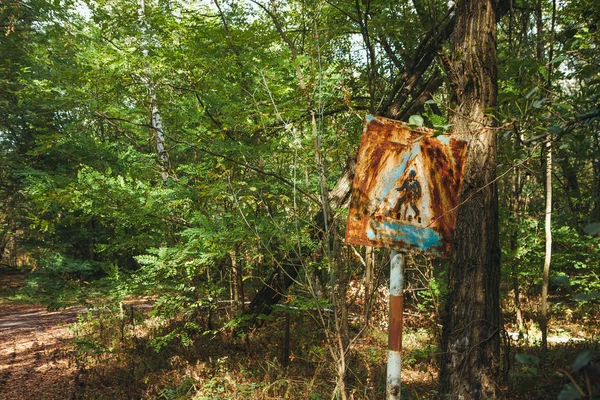 Eski paslı, yıpranmış, çizik mavi yol işareti - Pripyat City radyoaktif bölgedeki yaya geçidi. Chernobyl dışlama bölgesi