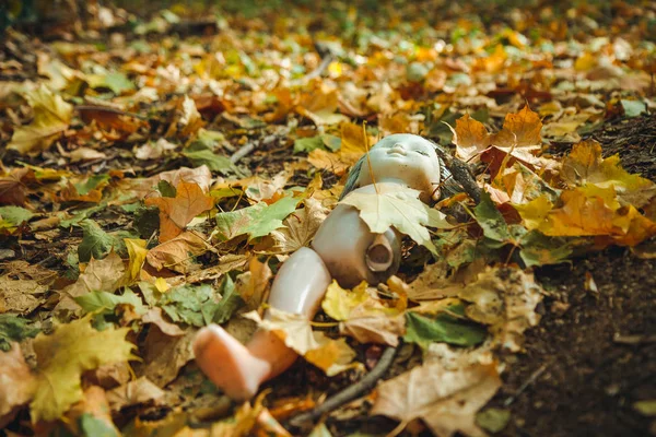 Muñeca vieja en zona de exclusión Chornobyl. Zona radiactiva en la ciudad de Pripyat - ciudad fantasma abandonada. Chernobyl historia de la catástrofe. Lugar perdido en Ucrania —  Fotos de Stock