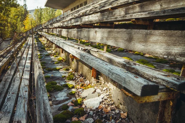 Chornobyl dışlama bölgesi eski futbol stadyumu. Radyoaktif bölge Pripyat filialı üzrə - terk edilmiş hayalet kasaba. Felaket Chernobyl tarihçesi