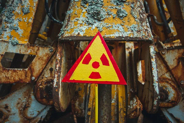 Panneau de rayonnement - avertissement triangulaire jaune signe de danger de rayonnement dans la zone de retombées radioactives dans la ville de Pripyat. Zone d'exclusion de Tchernobyl — Photo