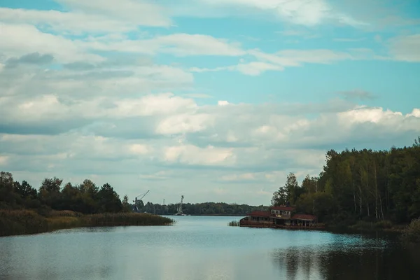 Terk edilmiş nehir Limanı Chornobyl dışlama bölgesi. Radyoaktif bölge Pripyat filialı üzrə - terk edilmiş hayalet kasaba. Felaket Chernobyl tarihçesi