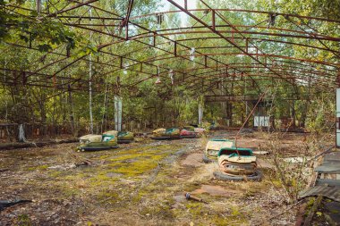 Şehir Merkezi ırmakları Chornobyl dışlama bölgesi eğlence parkında terk edilmiş. Radyoaktif bölge Pripyat filialı üzrə - terk edilmiş hayalet kasaba. Felaket Chernobyl tarihçesi