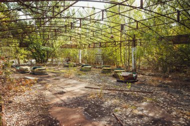 Şehir Merkezi ırmakları Chornobyl dışlama bölgesi eğlence parkında terk edilmiş. Radyoaktif bölge Pripyat filialı üzrə - terk edilmiş hayalet kasaba. Felaket Chernobyl tarihçesi
