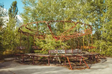 Şehir Merkezi ırmakları Chornobyl dışlama bölgesi eğlence parkında terk edilmiş. Radyoaktif bölge Pripyat filialı üzrə - terk edilmiş hayalet kasaba. Felaket Chernobyl tarihçesi