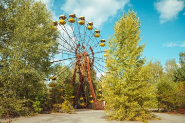 Şehir Merkezi ırmakları Chornobyl dışlama bölgesi eğlence parkında terk edilmiş. Radyoaktif bölge Pripyat filialı üzrə - terk edilmiş hayalet kasaba. Felaket Chernobyl tarihçesi