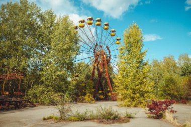 Şehir Merkezi ırmakları Chornobyl dışlama bölgesi eğlence parkında terk edilmiş. Radyoaktif bölge Pripyat filialı üzrə - terk edilmiş hayalet kasaba. Felaket Chernobyl tarihçesi