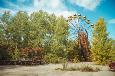 Şehir Merkezi ırmakları Chornobyl dışlama bölgesi eğlence parkında terk edilmiş. Radyoaktif bölge Pripyat filialı üzrə - terk edilmiş hayalet kasaba. Felaket Chernobyl tarihçesi