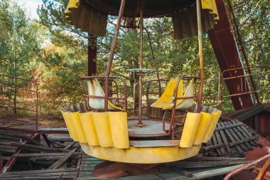 Şehir Merkezi ırmakları Chornobyl dışlama bölgesi eğlence parkında terk edilmiş. Radyoaktif bölge Pripyat filialı üzrə - terk edilmiş hayalet kasaba. Felaket Chernobyl tarihçesi