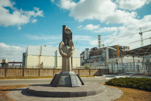 Çernobil Liquidators ve lahit kapsayan olmadan dördüncü reaktör anıt. Chornobyl nükleer enerji santrali - Pripyat City Chnpp. radyoaktif bölge - terk edilmiş hayalet kasaba
