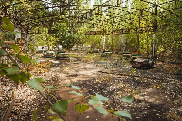 Verlassene Vergnügungspark im Stadtzentrum von Prypiat in Chornobyl Sperrzone. radioaktive Zone in der Stadt Pripjat - verlassene Geisterstadt. Tschernobyl-Geschichte der Katastrophe — Stockfoto